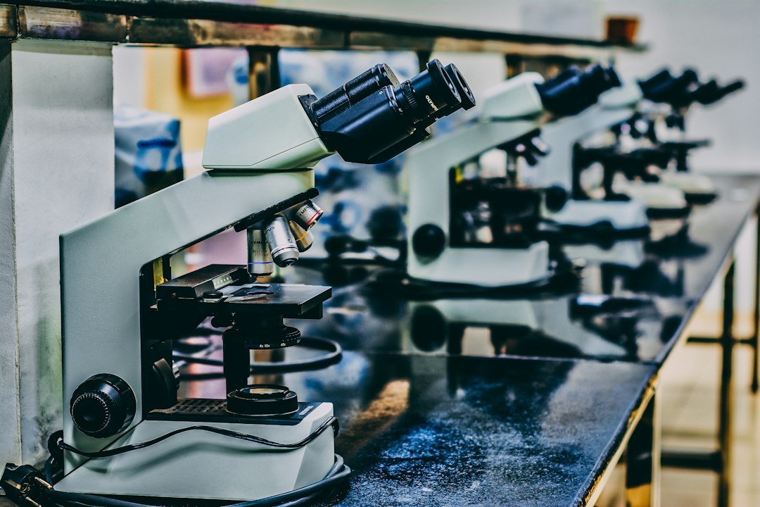 生物学研究で使われる顕微鏡